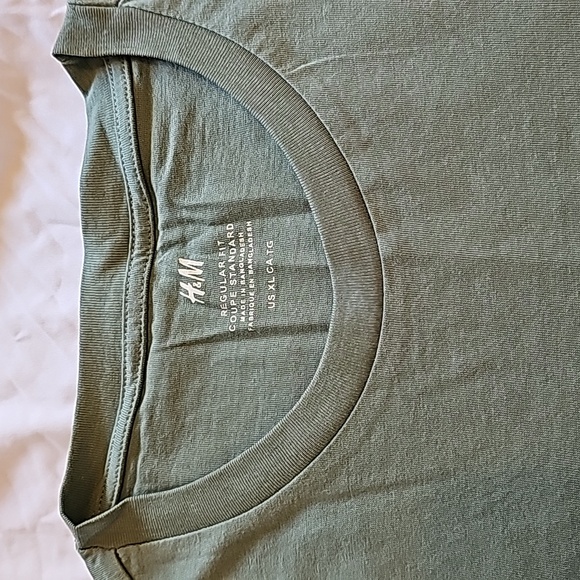 H&M regular fit tshirt - Picture 2 of 2